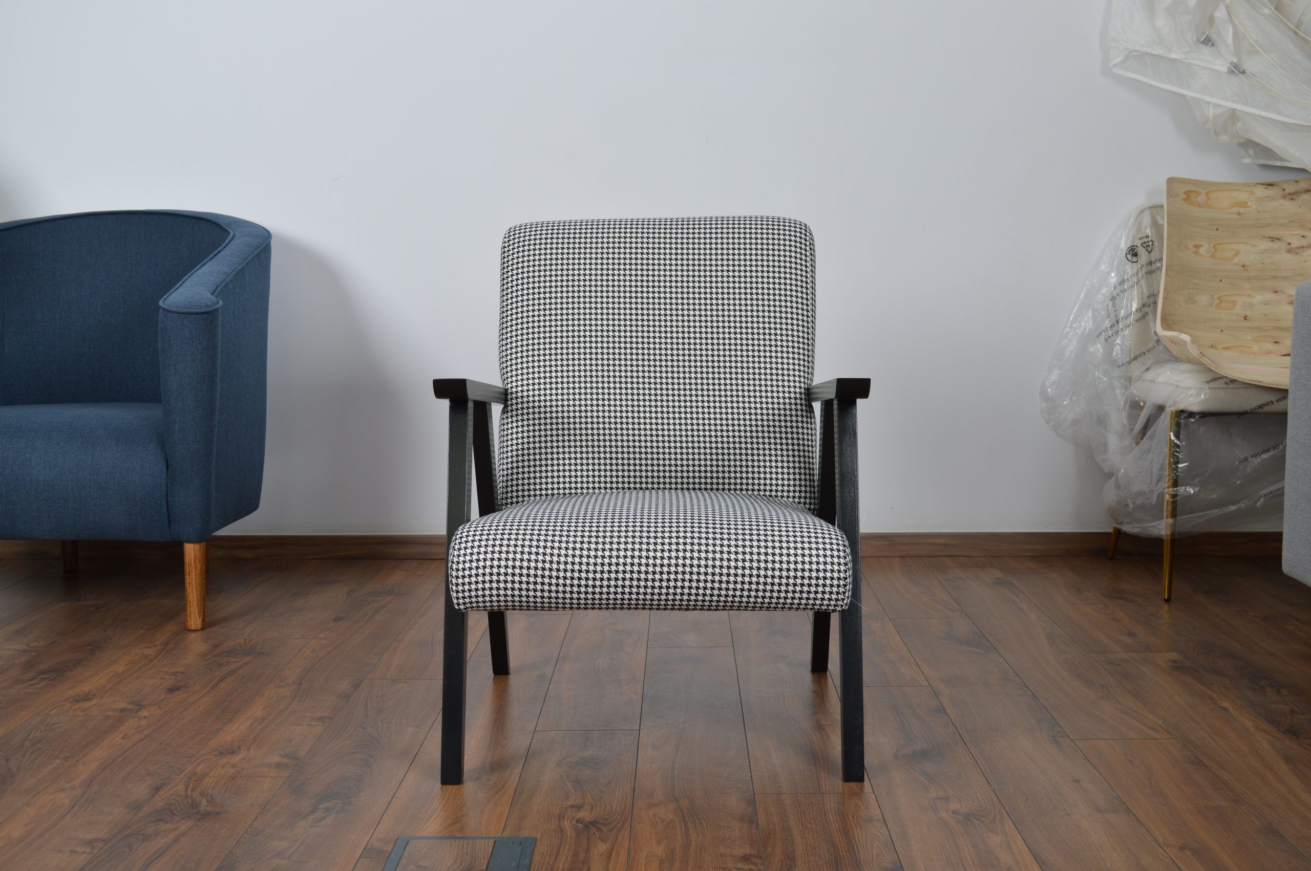 Fotel tapicerowany Kultowy Vintage PL Lata 70 czarno-biała pepitka – wytrzymała tkanina Amore