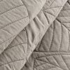 Narzuta z mikrofibry BONI 6 srebrna 170 X 210 cm – z delikatnym wzorem