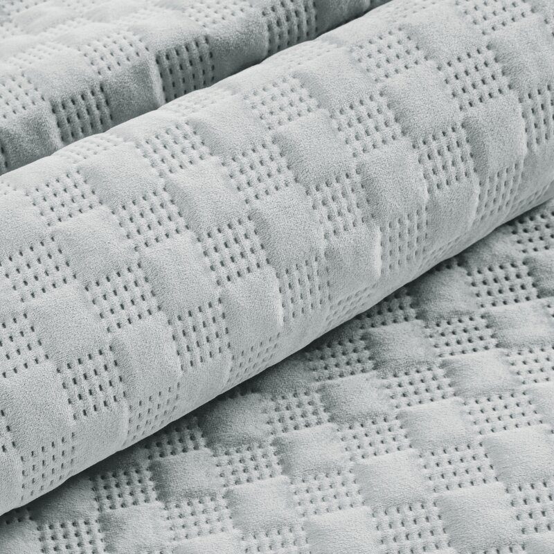 Narzuta Velvet srebrna 200 x 220 cm – doda blasku sypialni