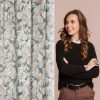 Zasłona gotowa kwiaty beżowa 140 x 270 cm – wprowadza świeżość