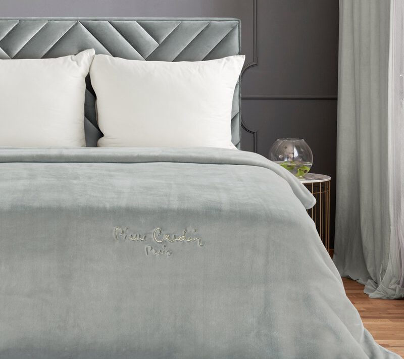 Koc Pierre Cardin srebrny 220 x 240 cm – miękki i ciepły