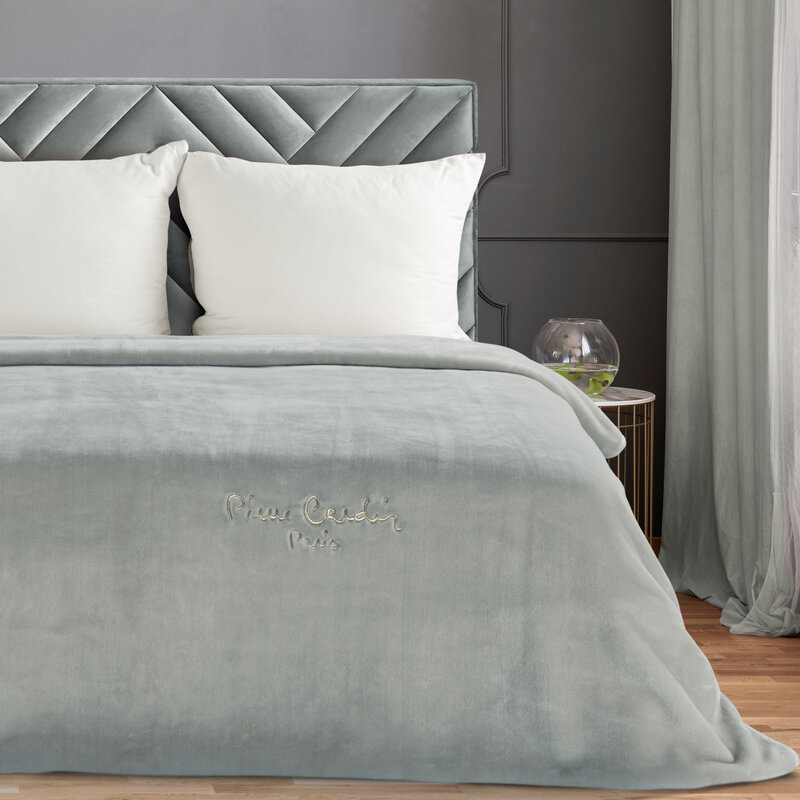 Koc Pierre Cardin srebrny 220 x 240 cm – miękki i ciepły