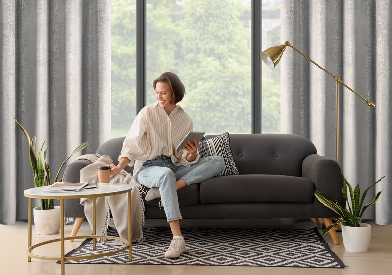 Zasłona gotowa welwet srebrna 135 x 250 cm – dodaje blasku wnętrzu