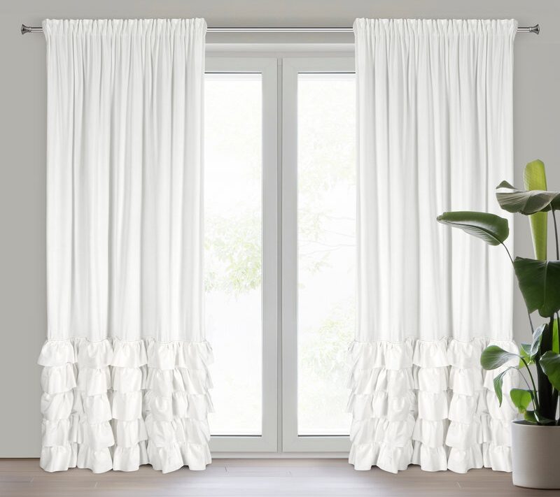 Zasłona gotowa Carli biała 140 x 270 cm – wprowadza romantyczny nastrój