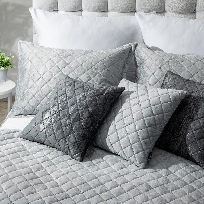 Narzuta velvet srebrna 170 x 210 cm – doda blasku sypialni