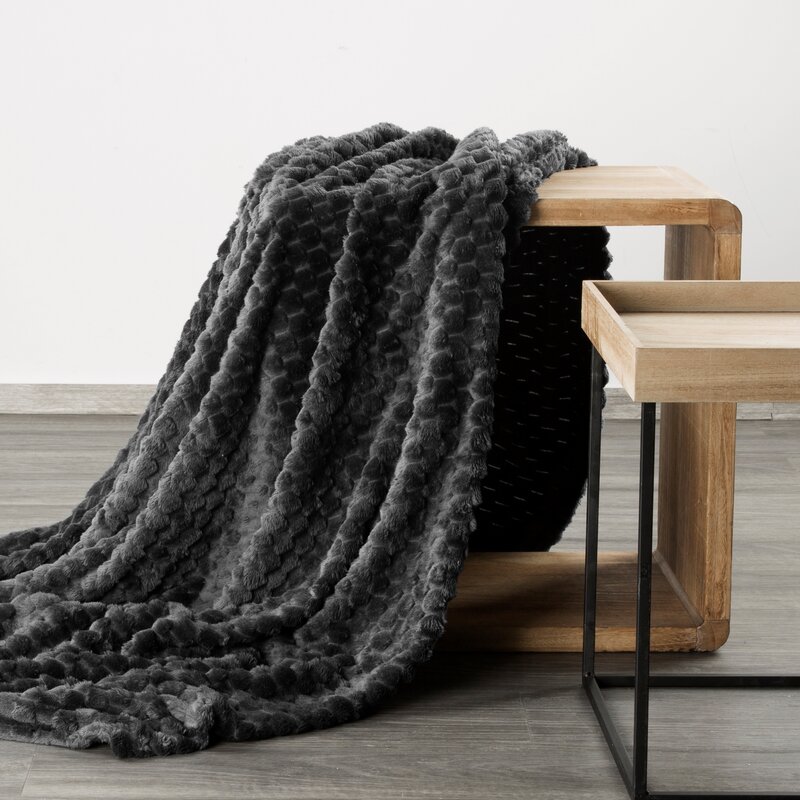 Koc flano Cindy6 czarny 200 x 220 cm – ciepło na chłodne wieczory