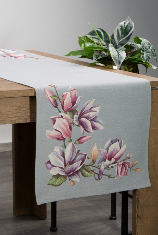 Obrus gobelinowy z magnolią popielaty 40x100 cm – doda uroku Twojemu stołowi