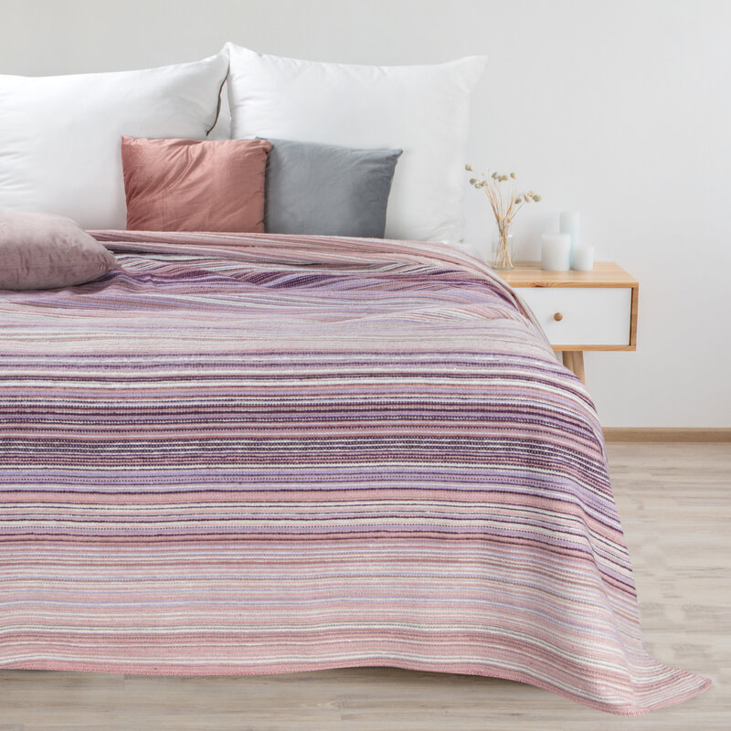 Koc akrylowy pudrowy róż 200 x 220 cm – dodaje przytulności