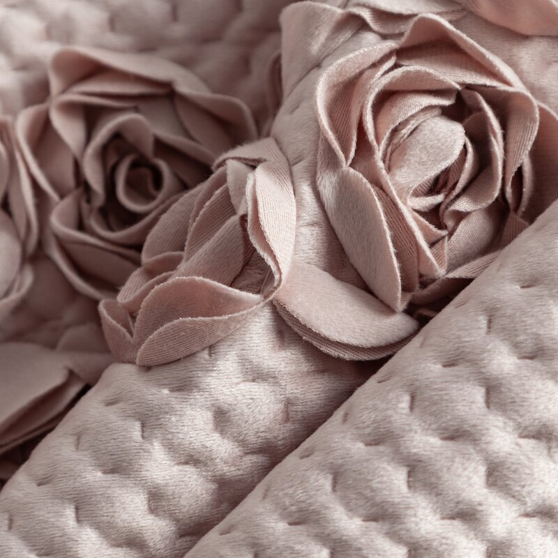 Narzuta welwetowa Roses pudrowa 170 X 210 cm – miękka z aplikacją róż