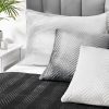 Poszewka velvet biała 50 x 70 cm – dodaje elegancji