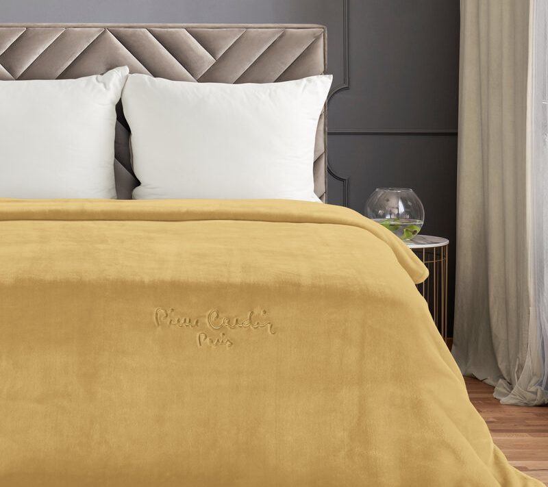 Koc Pierre Cardin CLARA1 miodowy 160 x 220 cm – otula ciepłem