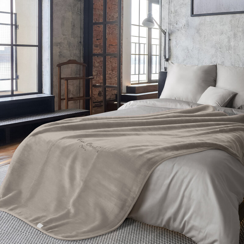 Koc Pierre Cardin ciemnobeżowy 220 x 240 cm – miękki i ciepły