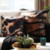 Poszewka dekoracyjna Ming16A brązowa 60 x 60 cm – doda charakteru wnętrzu