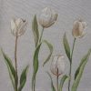 Obrus gobelinowy z tulipanami jasnopopielaty 100x100 cm – wprowadza świeżość