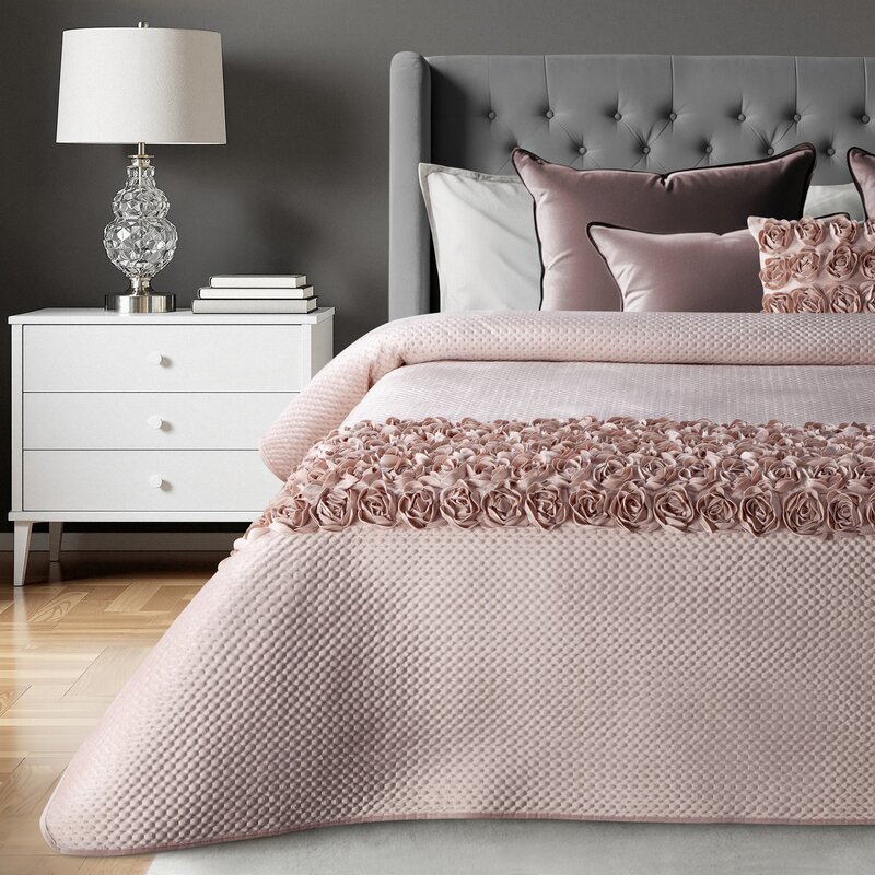 Narzuta welwetowa Roses pudrowa 170 X 210 cm – miękka z aplikacją róż