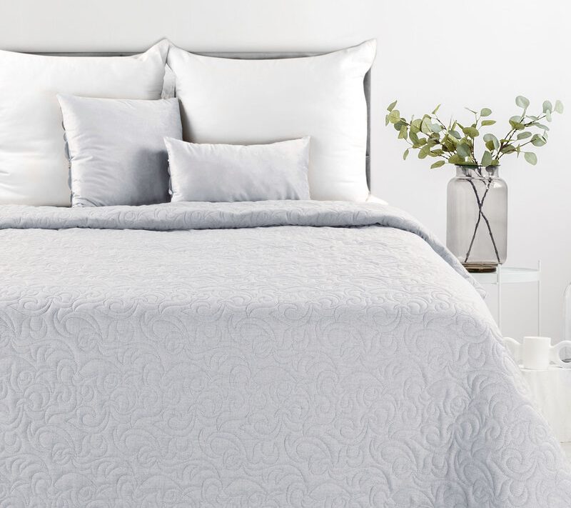 Narzuta len srebrna 170 x 210 cm – dodaje elegancji sypialni