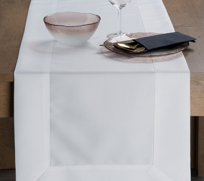 Bieżnik Lucy biały 40 x 180 cm – doda blasku wnętrzu