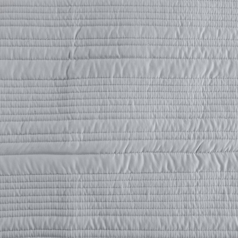 Narzuta microfibra srebrna 170 x 210 cm – wprowadza świeżość