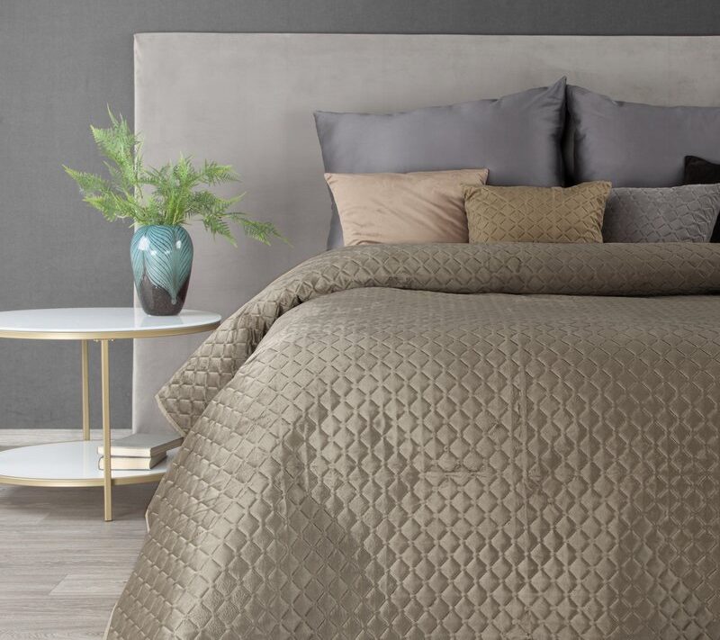 Narzuta velvet Dimon ciemnobeżowa 170 x 210 cm – otula łóżko