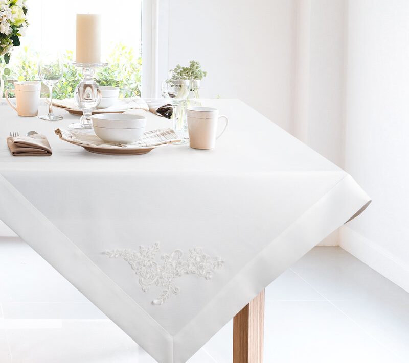 Obrus biały 85 x 85 cm – dodaje wnętrzu lekkości