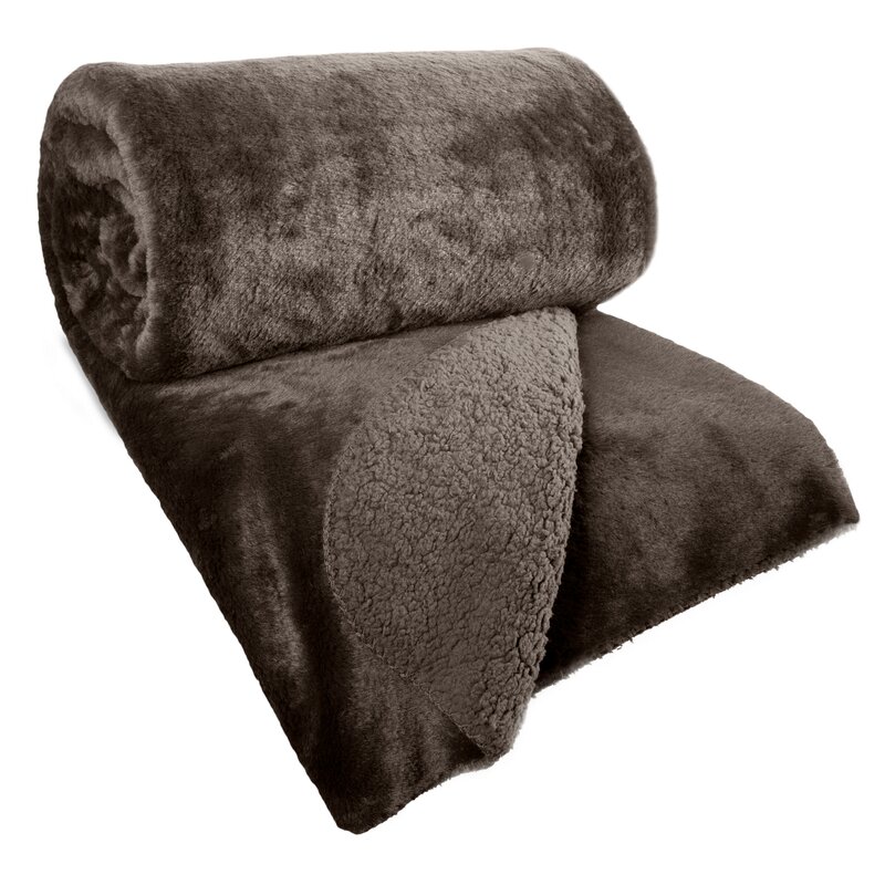 Narzuta futrzana ciemnobrązowa 170 x 210 cm – dodaje przytulności