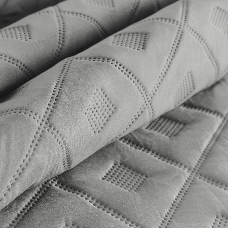 Narzuta Alara6 srebrna 170 x 210 cm – subtelny blask sypialni