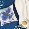 Poszewka lniana LEN 51 beżowa 45 X 45 cm – z błękitnym kwiatowym wzorem