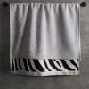 Ręcznik Eva Minge srebrny 50 x 90 cm – elegancki design