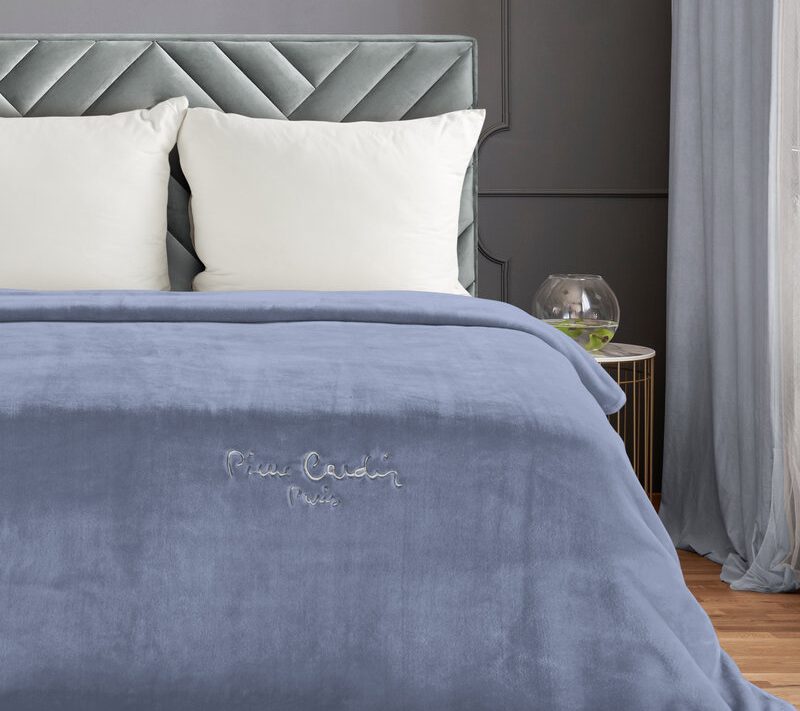 Koc Pierre Cardin niebieski 160 x 220 cm – miękki i ciepły