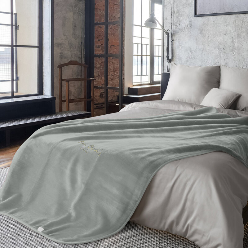 Koc Pierre Cardin srebrny 220 x 240 cm – miękki i ciepły