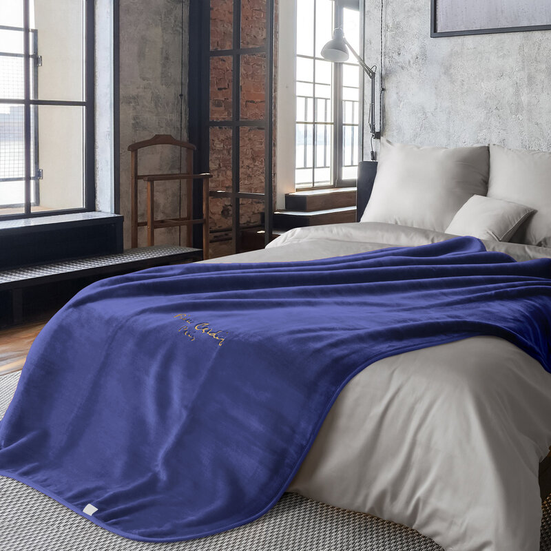 Koc Pierre Cardin granatowy 220 x 240 cm – ciepły na chłodne wieczory