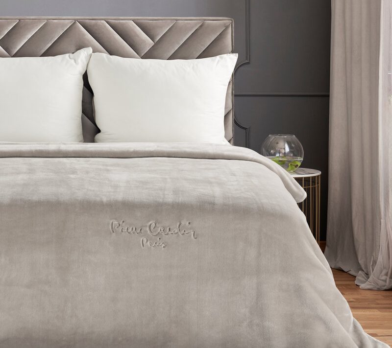 Koc Pierre Cardin ciemnobeżowy 160 x 220 cm – idealny na sofę