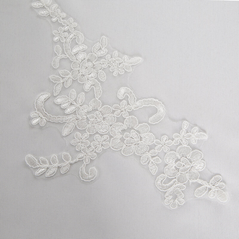 Obrus Bari biały 140 X 260 CM – z subtelnym zdobieniem