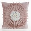 Poszewka Flores 3 pudrowa 45 X 45 CM – welwetowa z kwiatem 3D