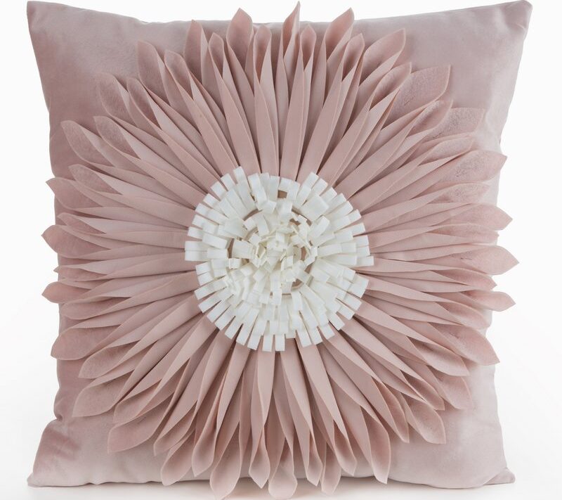 Poszewka Flores 3 pudrowa 45 X 45 CM – welwetowa z kwiatem 3D