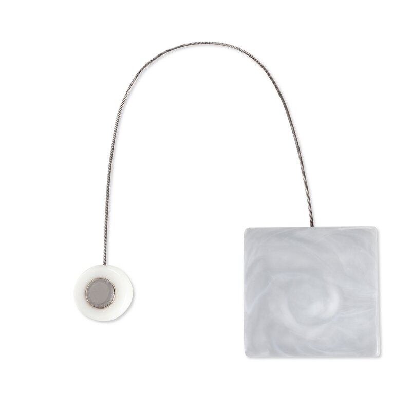Upinacz dekoracyjny z magnesem srebrny 6 x 14 cm – subtelna ozdoba