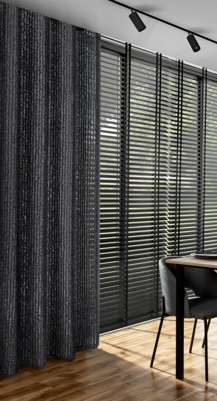 Zasłona gotowa Eva Minge czarna 135 x 250 cm – zaciemnia pomieszczenie