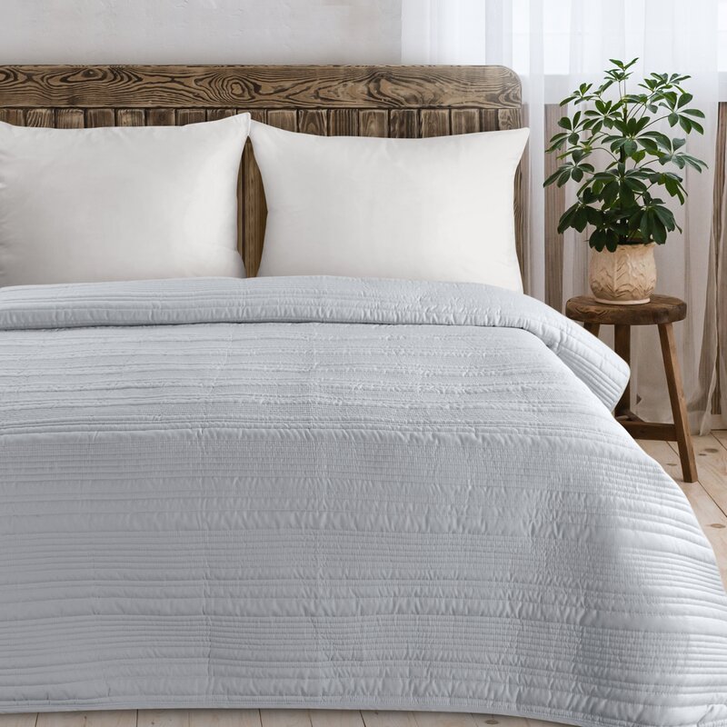 Narzuta microfibra srebrna 170 x 210 cm – wprowadza świeżość