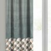 Zasłona welwetowa gotowa Gina stalowa 140 X 250 cm – z geometrycznym nadrukiem