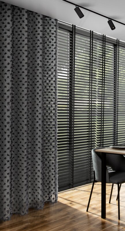 Zasłona gotowa Eva Minge czarna 135 x 250 cm – zaciemnia pomieszczenie