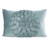 Poszewka Flores 3 pudrowa 45 X 45 CM – welwetowa z kwiatem 3D