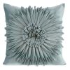 Poszewka Flores kremowa 45 X 45 cm – z trójwymiarowym kwiatem