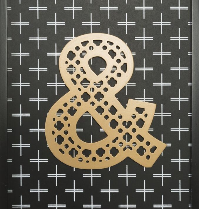 Obraz ręcznie malowany drewniany Symbol Ampersand czarny 30X1X35 – podkreśla styl wnętrza