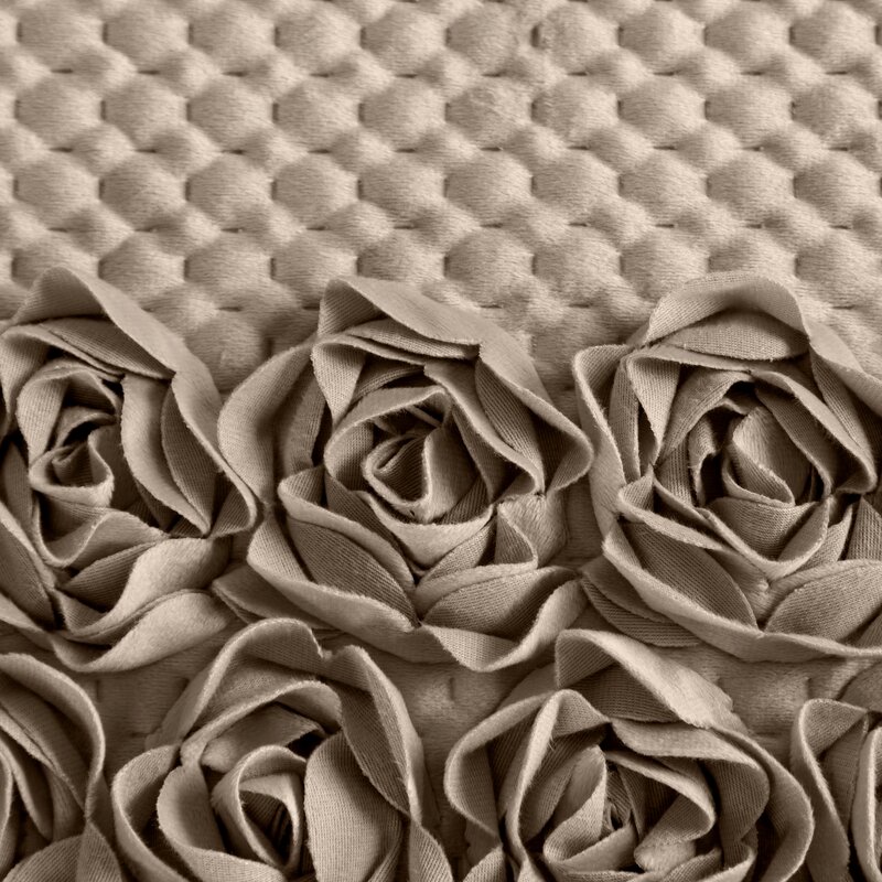 Narzuta welwetowa Roses ciemnobeżowa 220 X 240 CM – miękka i przyjemna w dotyku