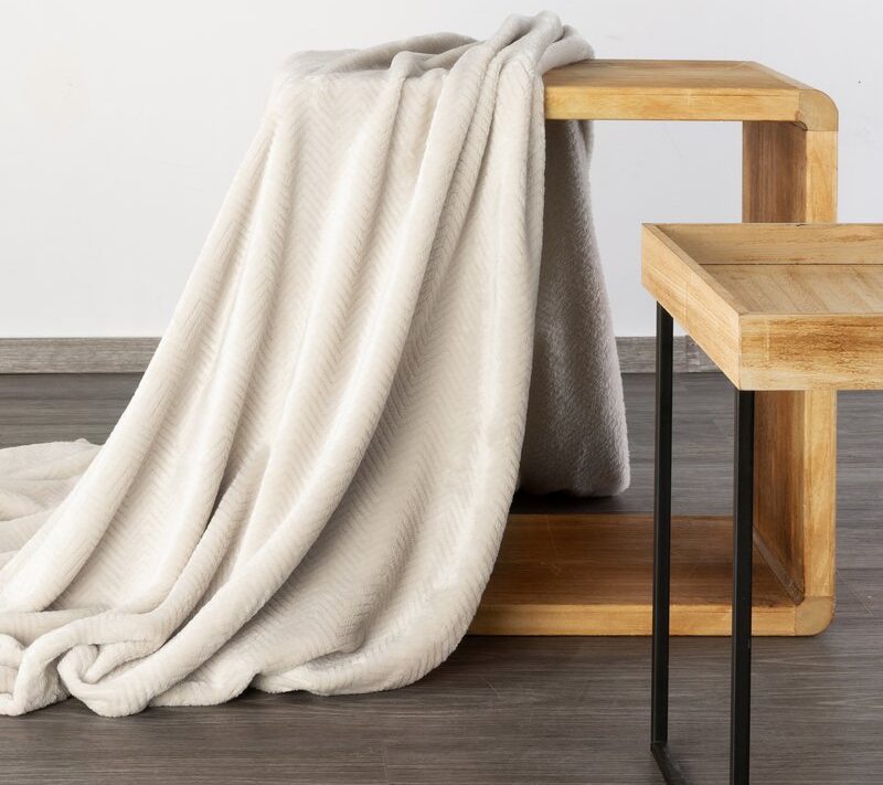 Koc flano Cindy5 kremowy 170 x 210 cm – otuli ciepłem