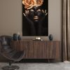 Obraz ręcznie malowany z kobiecym motywem czarny 60 X 90 cm – zmysłowy akcent wnętrza