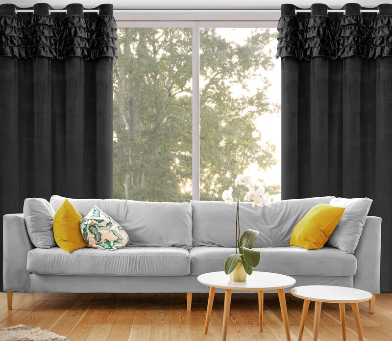 Zasłona gotowa welwetowa Erin z falbanami czarna 140 X 250 cm – miękka w dotyku