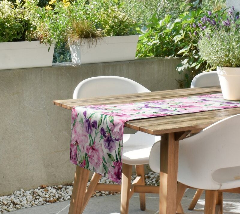 Obrus tarasowy Garden pudrowy róż 40 x 140 cm – wodoodporny i praktyczny