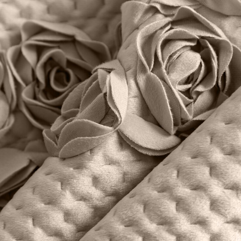 Narzuta welwetowa Roses ciemnobeżowa 220 X 240 CM – miękka i przyjemna w dotyku