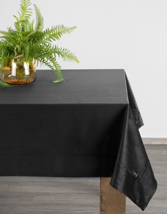 Obrus gładki czarny 145 x 220 cm – dodaje szyku